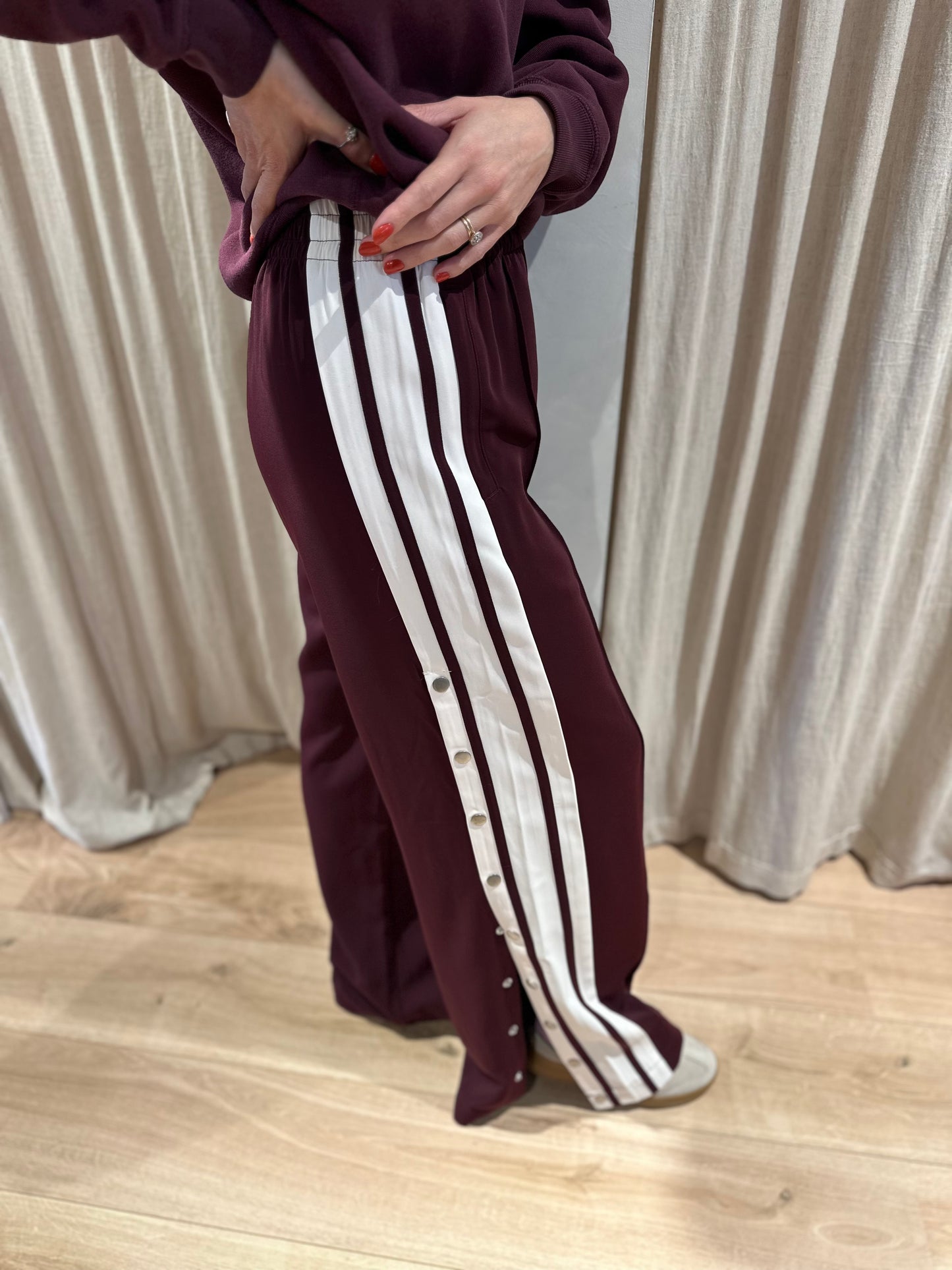 Side button tracksuit trousers - winestating