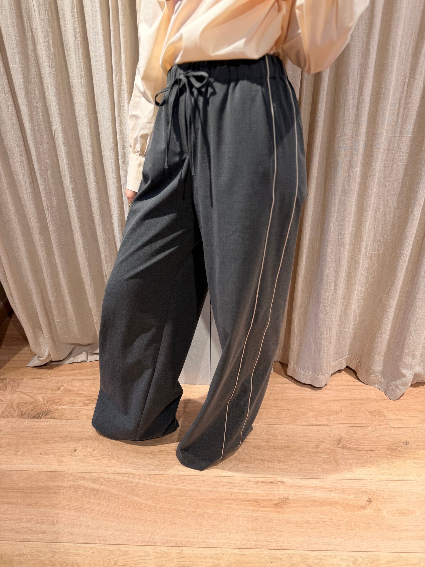Jogger trousers with piping