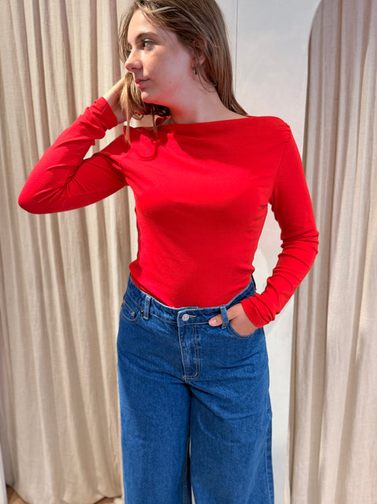 Julissa Pearina top red aura