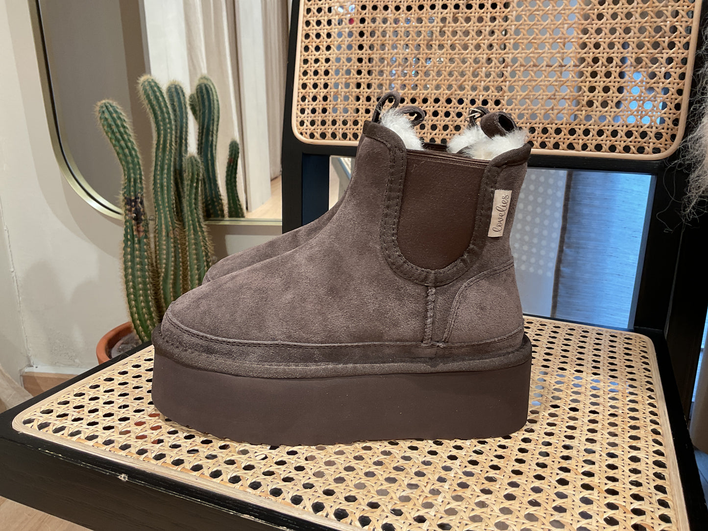 Salio- hign Chelsea boots