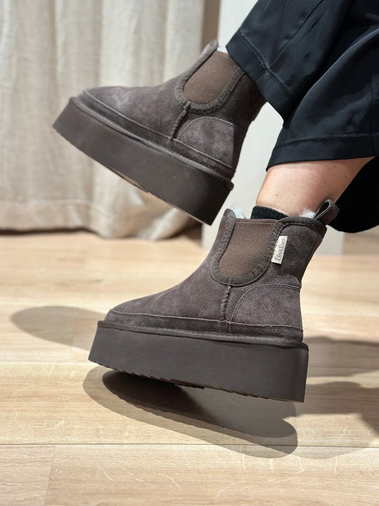 Salio- hign Chelsea boots