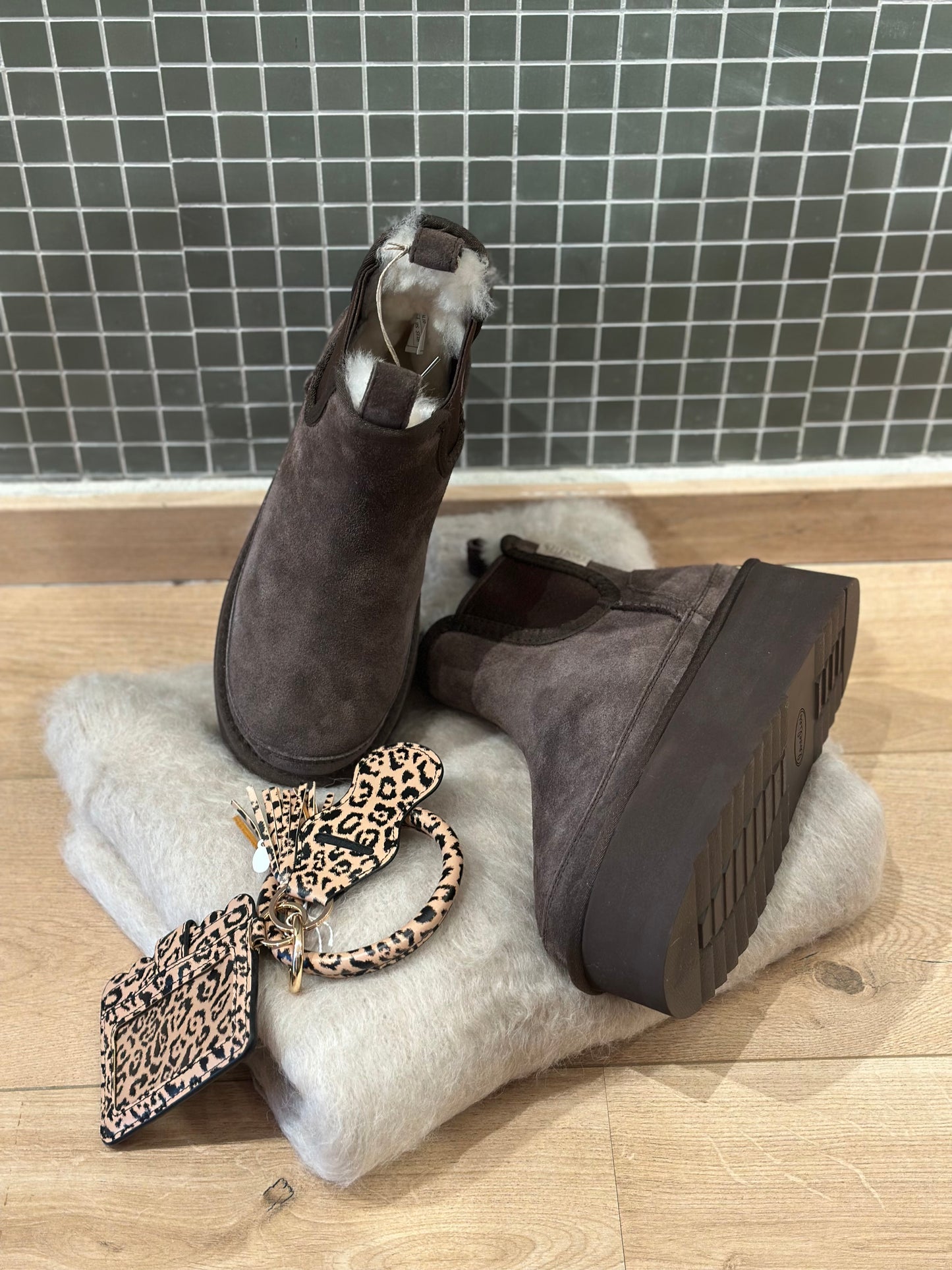 Salio- hign Chelsea boots