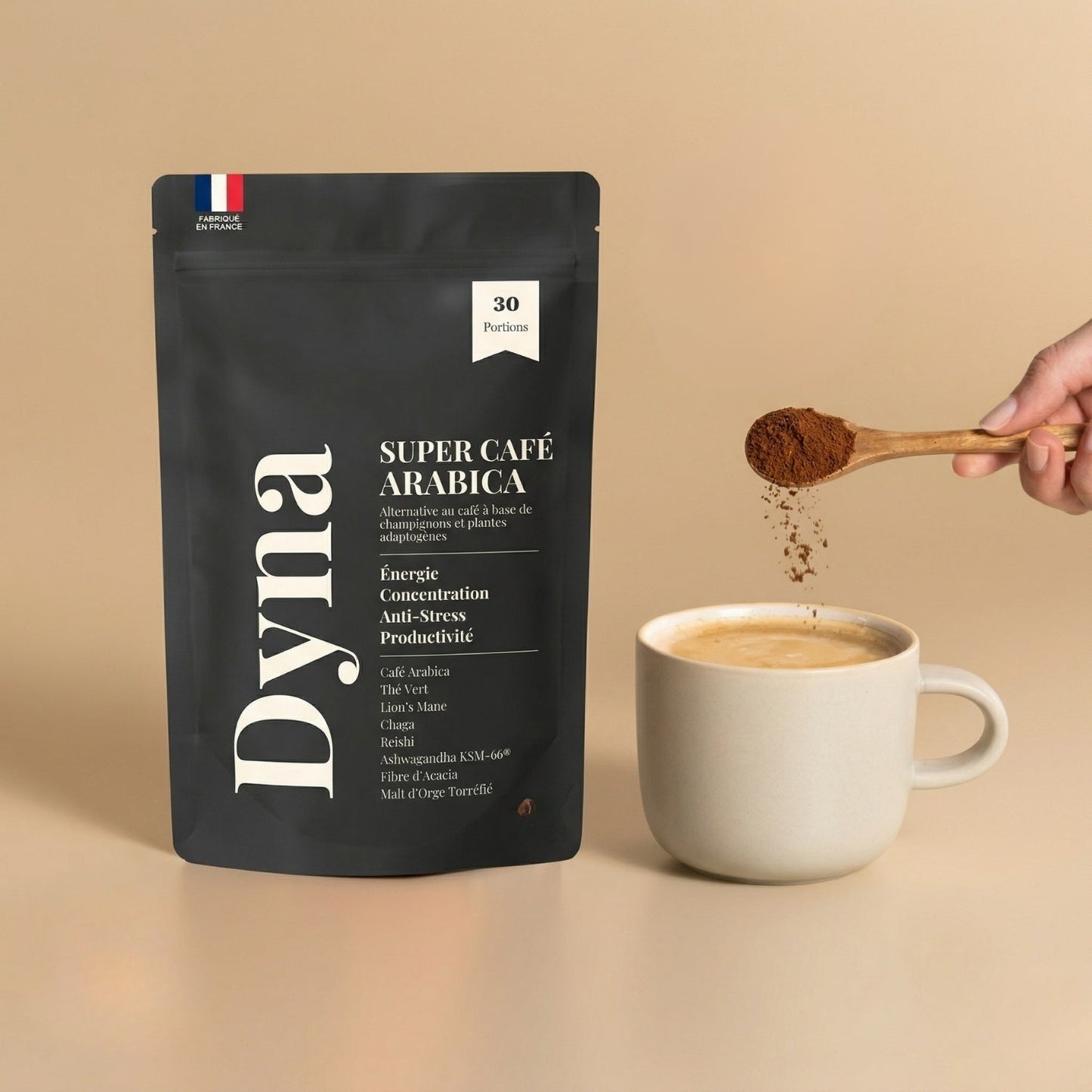 Sachet Dyna Super Café Arabica, 15 doses, avec poudre versée dans une tasse de café. Alternative au café, fabriqué en France.