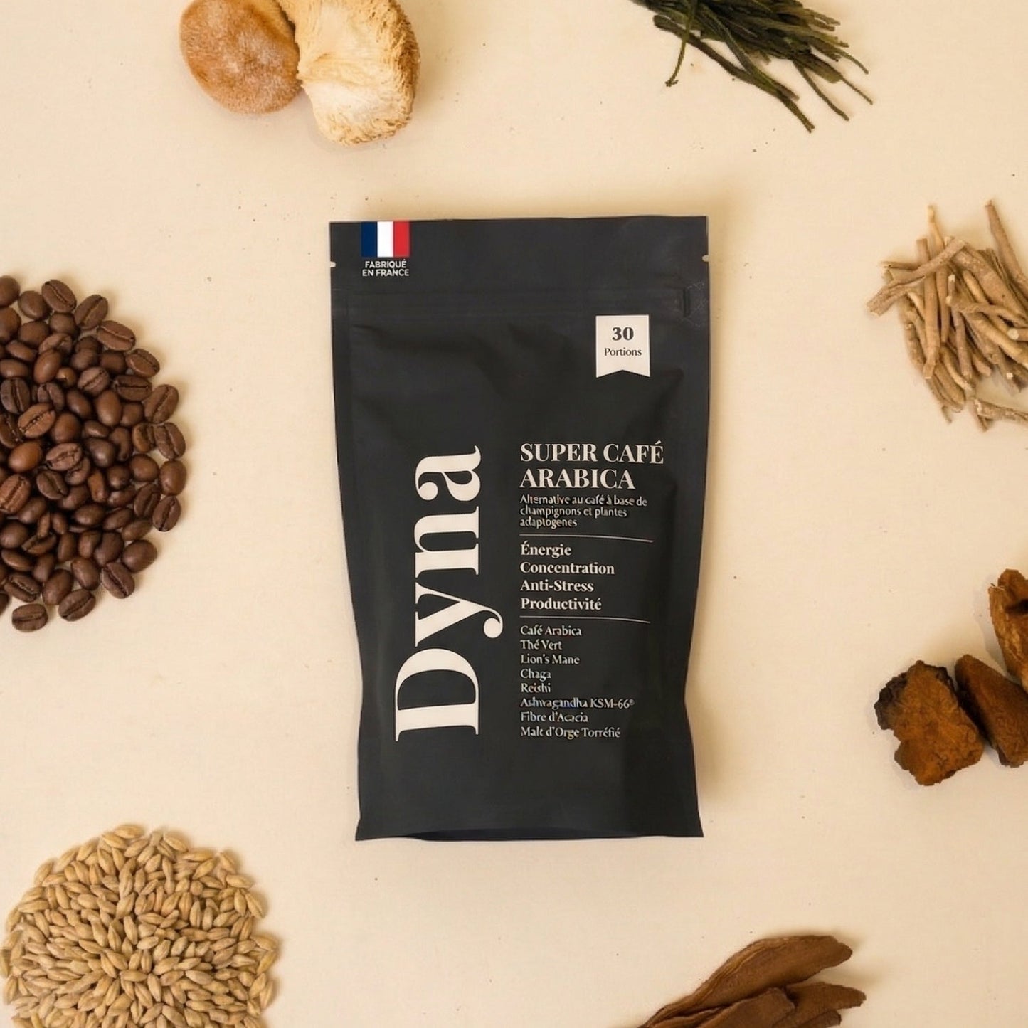 Sachet noir Dyna Super Café Arabica (30 portions) entouré de grains de café, champignons adaptogènes, thé vert et ashwagandha.